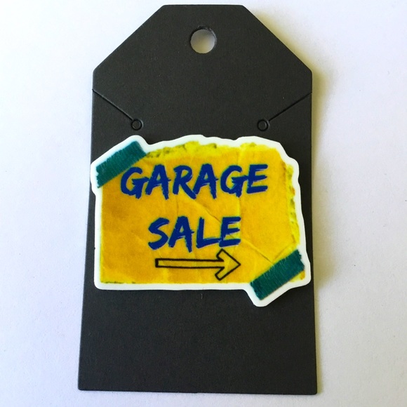 New Garage Sale Sign Lapel Pin - Picture 1 of 2